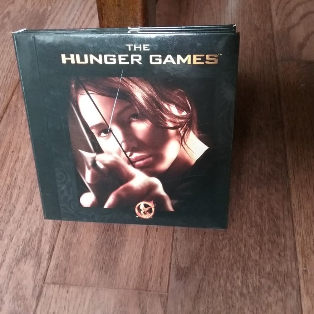 THE HUNGER GAMES (Blu-Ray 2 Disc & 2 DVD Combo) Uncommon!